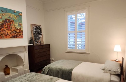 Albany House | Tranquil, modernised Cottage home, 300 metres from town centre & harbour views.