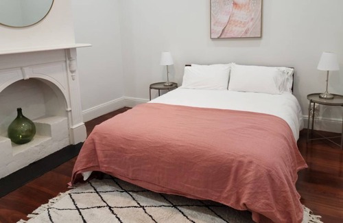 Albany House | Tranquil, modernised Cottage home, 300 metres from town centre & harbour views.
