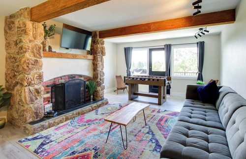 Mount Vernon House | Tranquil Mount Vernon Retreat w/ Patio & Gas Grill