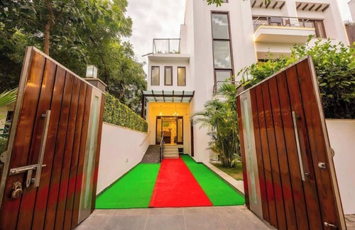 Gurugram Apartment | Tranquil Nest in Gurgaon w/balcony