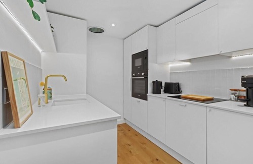Eastbourne City Centre House | Tranquil Oasis Luxe 1-Bed Mews Retreat