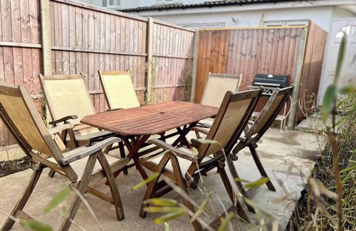 New Malden House | Tranquil Oasis: Stylish & Spacious 7Bed Maisonette