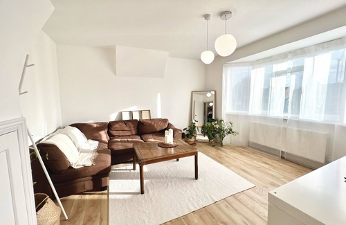 New Malden House | Tranquil Oasis: Stylish & Spacious 7Bed Maisonette