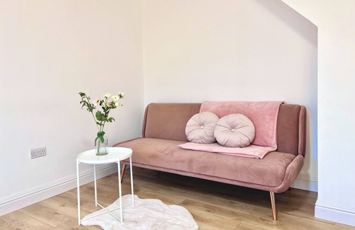 New Malden House | Tranquil Oasis: Stylish & Spacious 7Bed Maisonette