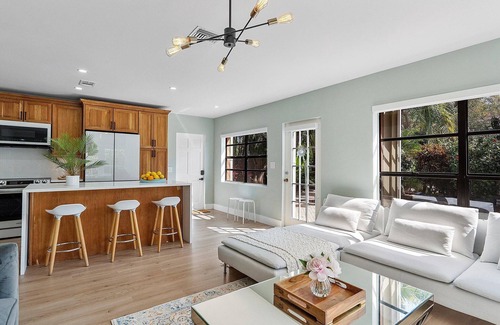 River Oaks House | Tranquil Oasis: Newly Renovated Villa, Heated Pool, Private Garden Retreat