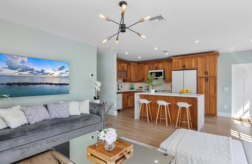 River Oaks House | Tranquil Oasis: Newly Renovated Villa, Heated Pool, Private Garden Retreat