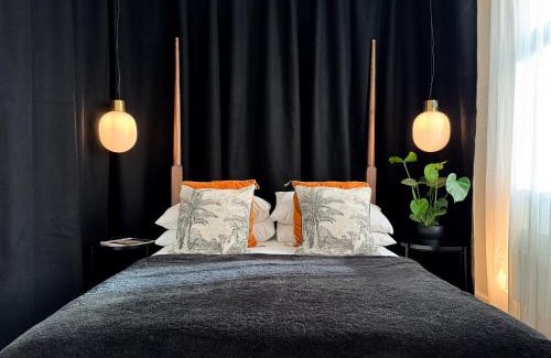 Spitalfields Apartment | Tranquil Oasis w 100inch Cinema & Hammock, by the Design Traveller
