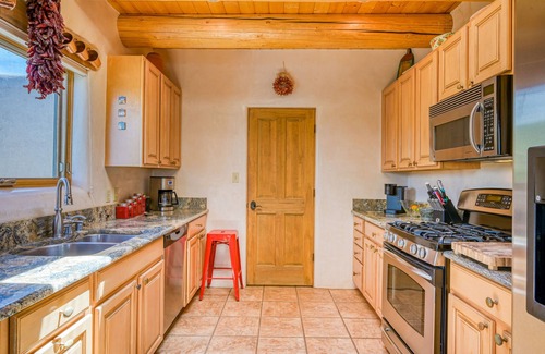 Arroyo Seco House | Tranquil oasis with casita, fast WiFi, patios, hot tub & mountain views