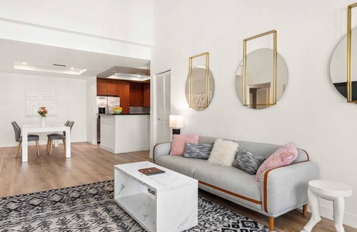 Sawtelle Condo | Tranquil Ocean Breeze Retreat