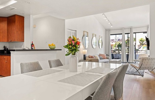 Sawtelle Condo | Tranquil Ocean Breeze Retreat