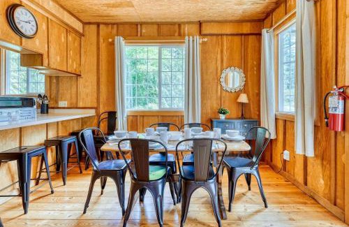 Anacortes House | Tranquil Off-Grid Cabin Sanctuary near Whistle Lake in Washington