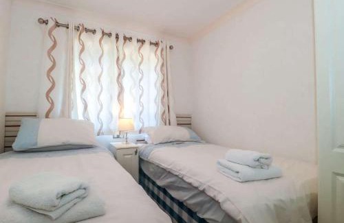 Puxton House | Tranquil Orchard Lodge - Weston-super-Mare