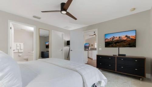Diplomat House | Tranquil Palms Heated Pool Spa Outdoor TV & More