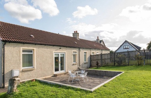 Airdrie House | Tranquil Pippin Scottish Cottages with Hot Tub