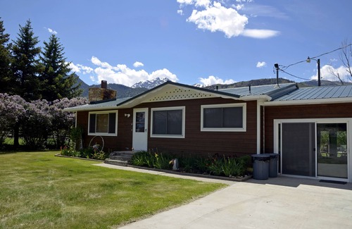 Gardiner House | Tranquil Private Home on the Yellowstone River