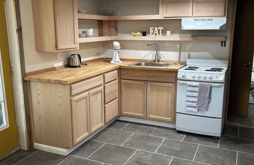 Greenwich Apartment | Tranquil Retreat, 2-bedroom apartment freshly renovated with Private Drive/Entry