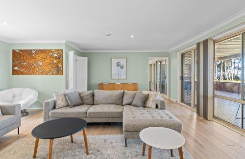 Chittaway Bay House | Tranquil Retreat by the Lake with Hot Tub