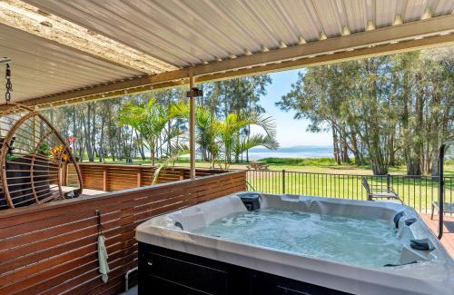 Chittaway Bay House | Tranquil Retreat by the Lake with Hot Tub