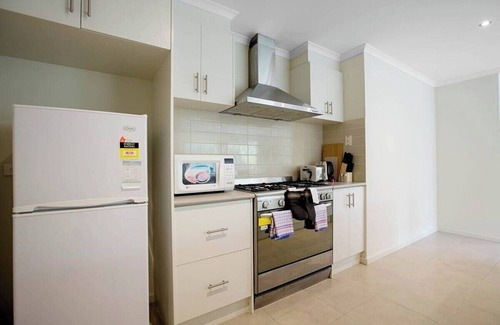 Point Cook House | Tranquil Retreat in Point Cook Spacious 5BR Oasis
