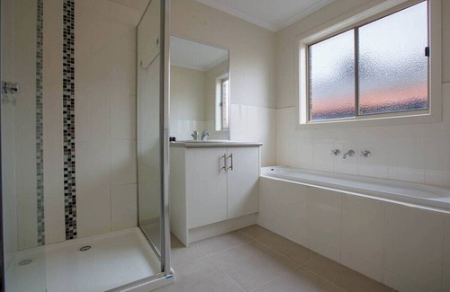 Point Cook House | Tranquil Retreat in Point Cook Spacious 5BR Oasis