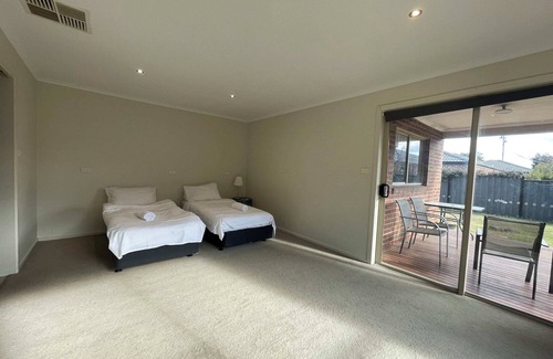 Point Cook House | Tranquil Retreat in Point Cook Spacious 5BR Oasis