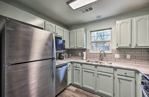 Mid America House | Tranquil Retreat w/Dock on Lake Hamilton!