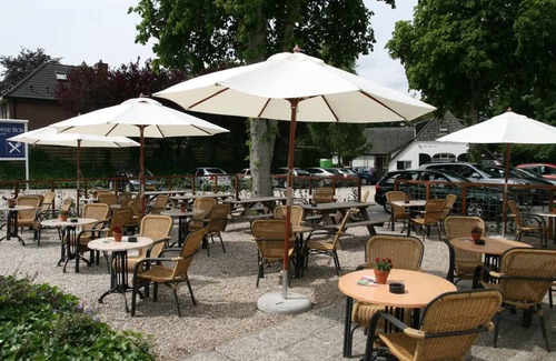Beekbergen-West Hotel | Tranquil Setting with Bike Rentals and Family Attractions Nearby! Free Parking