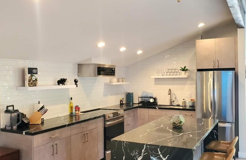 Agoura Hills Apartment | Tranquil Soho style Guesthouse in gated community!
