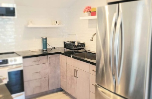 Agoura Hills Apartment | Tranquil Soho style Guesthouse in gated community!