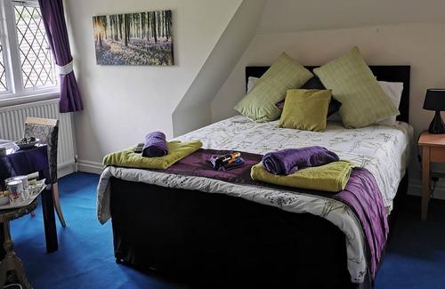 Esher Bed & Breakfast | Tranquil space with hot tub in Surrey