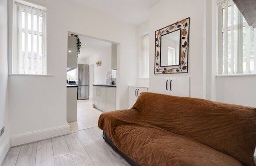 Trafford Apartment | Tranquil & Spacious Hideaway - Pool Table - Hottub