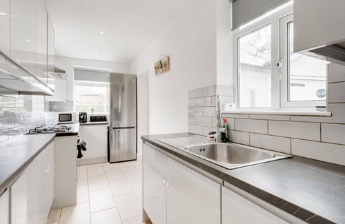 Trafford Apartment | Tranquil & Spacious Hideaway - Pool Table - Hottub