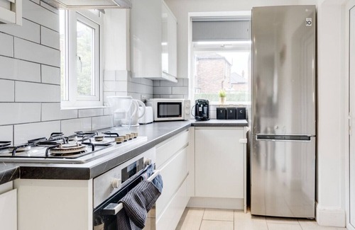 Trafford Apartment | Tranquil & Spacious Hideaway - Pool Table - Hottub