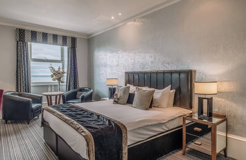 Westcliff-on-Sea House | Tranquil Stay by the Sea Near Local Landmarks & Seafront Gardens