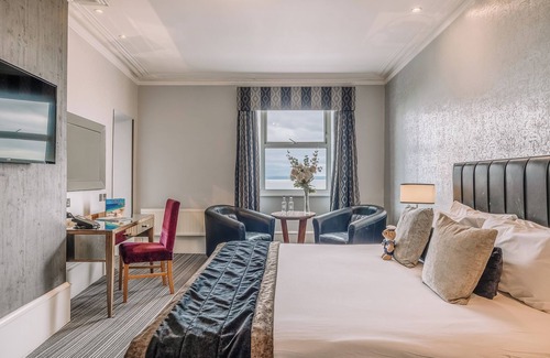 Westcliff-on-Sea House | Tranquil Stay by the Sea Near Local Landmarks & Seafront Gardens