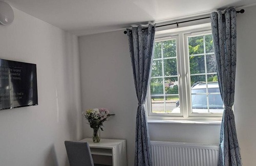 South Ruislip Apartment | Tranquil Studio Retreat With Free Parking