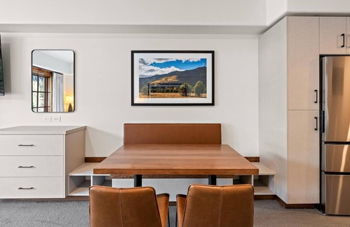 Tamarack Apartment | Tranquil Studio with Balcony