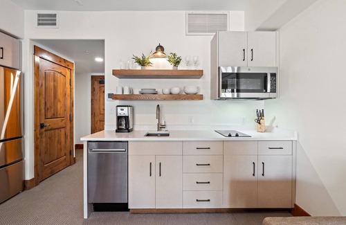 Tamarack Apartment | Tranquil Studio with Balcony