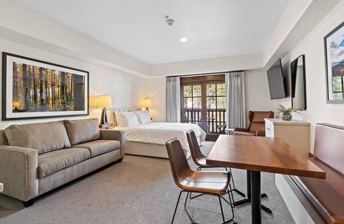 Tamarack Apartment | Tranquil Studio with Balcony