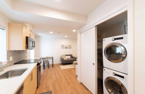 Broadway Condo | Tranquil Studio with City Views Seattle