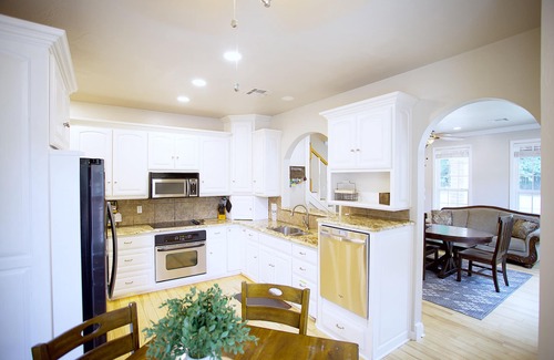 Kingston House | Tranquil Texoma Lake House w/private lake on .5 acres & steps from Lake Texoma