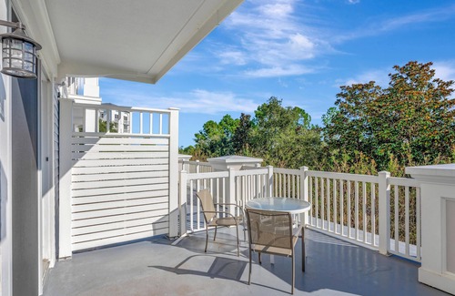 Baytowne Wharf Condo | Tranquil Third-Floor Bay-View Studio sleeps 4: Ideal for Conferences or Getaways at Sandestin Golf and Beach Resort!
