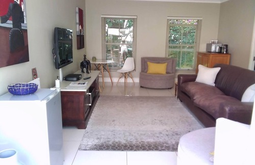 Lakeside House | Tranquil Tokai.Close to Constantia Wine Route Muizenberg beach. Tokai Forest.