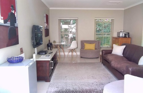 Lakeside House | Tranquil Tokai.Close to Constantia Wine Route Muizenberg beach. Tokai Forest.