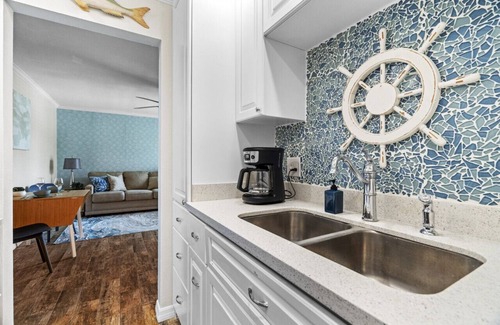 Madeira Beach Condo | Tranquil Top Floor Condo Walking Distance to Madeira Beach