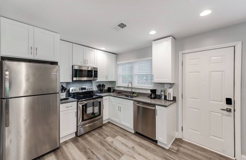 Villa Heights House | Tranquil townhome with AC in NoDa Charlotte
