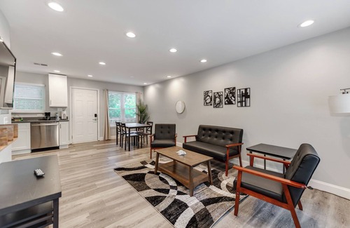 Villa Heights House | Tranquil townhome with AC in NoDa Charlotte