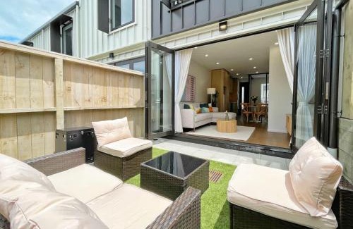 Grey Lynn House | Tranquil Townhouse 2BR & 1 Study with Free Parking & Backyard