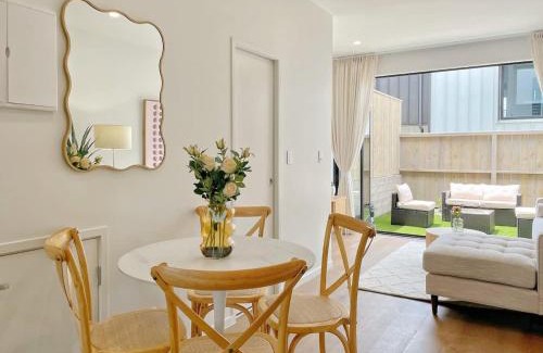Grey Lynn House | Tranquil Townhouse 2BR & 1 Study with Free Parking & Backyard
