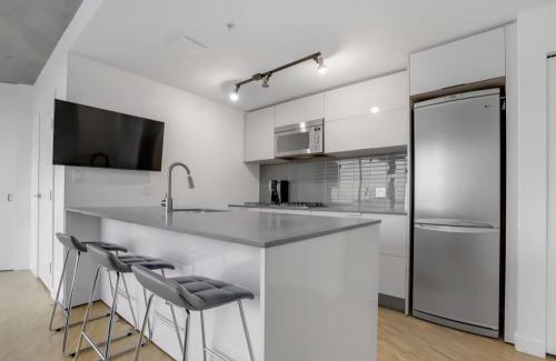 Gastown Apartment | Tranquil Urban Escape, Cozy Feels in the City